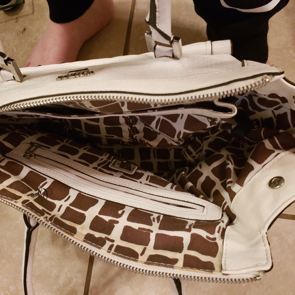 Guess purse - Picture 3 of 4